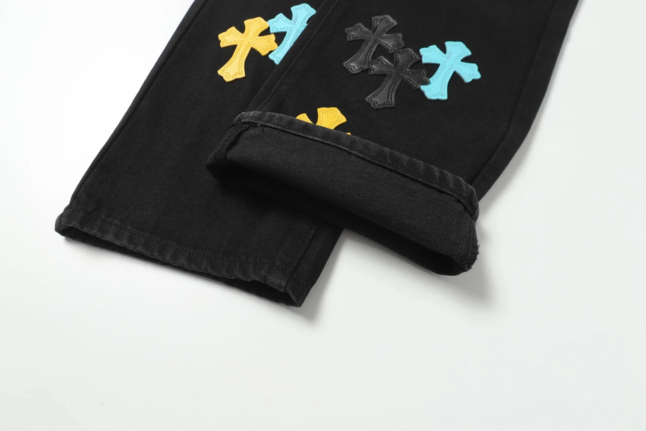 KE983 P250 The only correct leather label version on the market Chrome Hearts CH Cross embroidery Miami limited color leather jeans Top ceiling quality 100% correct version The correct version is here!  Believe me this must be the best quality you will ever come across! ! Excellent value for money! !  Styles with different washes and textures are very friendly to people with thin legs and thick legs. The straight version is very flattering to the shape of the legs. The moderate length is timeless and easy to match. It is the basis of various styles and a must-have in the wardrobe! ! Add a little stacking to make the atmosphere easy to control. The fabric is stiff but the upper body is soft without losing texture. The sides and cuffs of some styles have a bone-wash effect. It’s really hard not to love it!  ✅Correctly customize the Croxin metal leather label on the back panel. It is definitely not sold directly with the cross on the finished jeans. 1:1 copying strives for excellence and the details are perfectly grasped. ✅The cross leather label is clear and smooth. Exquisite turning top craftsmanship. ✅Buttons, zippers and hardware are all customized versions of the Croxin LOGO. ✅High-cost washing process. Size: 28 30 32 34 36
